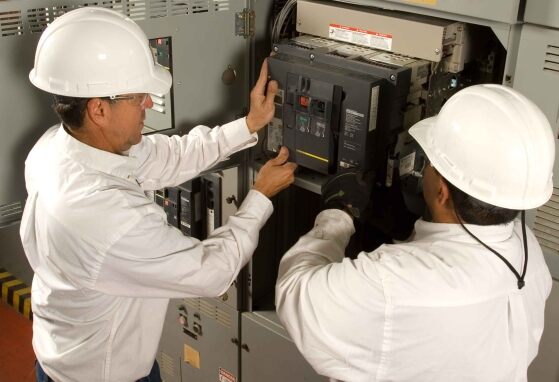 ¿Cuáles son los elementos importantes en los sistemas de protección en sistemas eléctricos de potencia?
